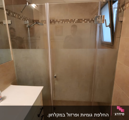 דלת זכוכית למקלחת עם ידית מתכת